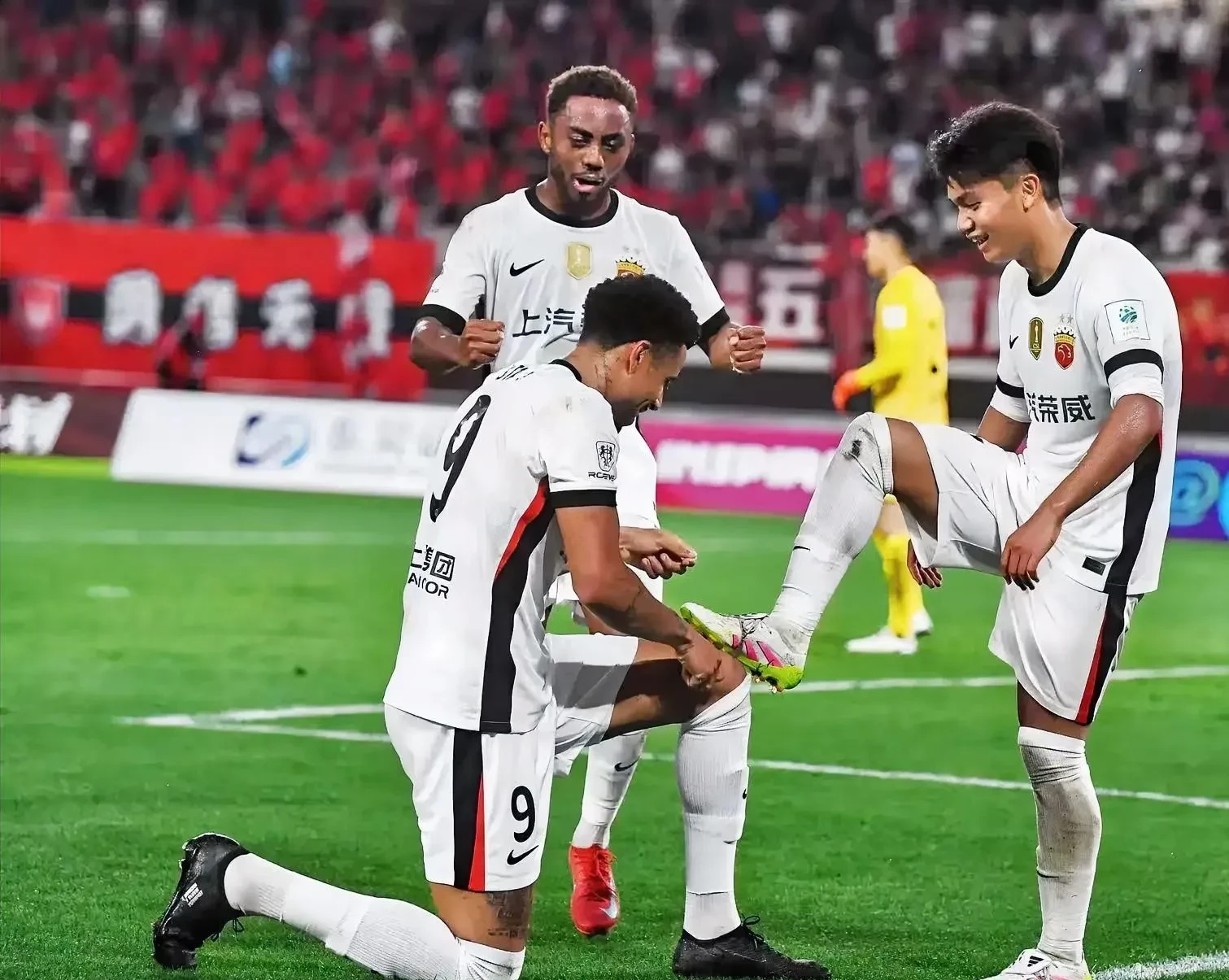 九游下载安装-国际比赛日上海海港备战法甲，造点机会细节曝光，话题不断，更衣室氛围转暖(海军飞行员11人牺牲过程)